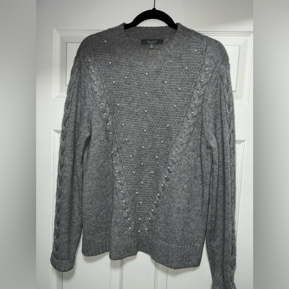 Grey cashmere sweater with pearls